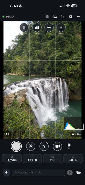 The app showing a waterfall in live view with a grid and histogram